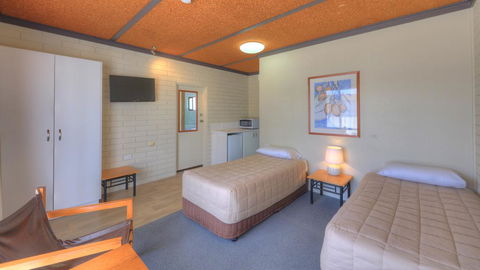 Motel Meneres - Accommodation Sunshine Coast 2