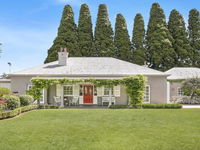 Nattai Lodge - house  cottage in beautiful garden