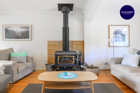 NATURE LOVERS DREAM // FIREPLACE //ACCESS TO HIKES - Accommodation Sunshine Coast 3