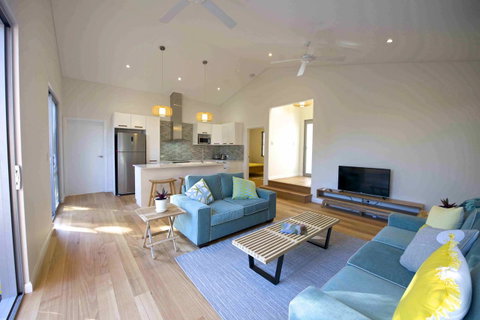 Sunny Blinco Street House - Accommodation Sunshine Coast 2