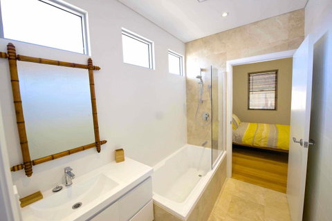 Sunny Blinco Street House - Accommodation Sunshine Coast 9