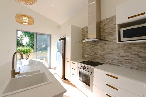 Sunny Blinco Street House - Accommodation Sunshine Coast 3