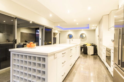 Ambar Villa Between City And Freo - Accommodation Sunshine Coast 11