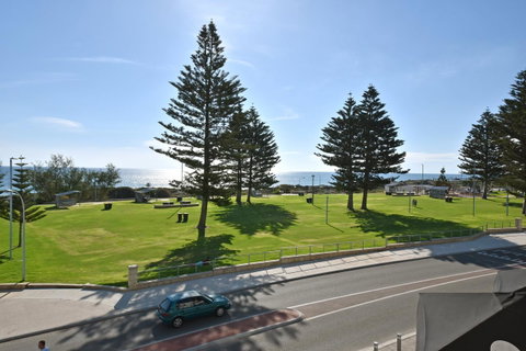 Mullaloo Beach Hotels & Apartments - Accommodation Sunshine Coast 1