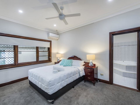 Luxury Federation Style Home - Sleeps 10 - Accommodation Sunshine Coast 7