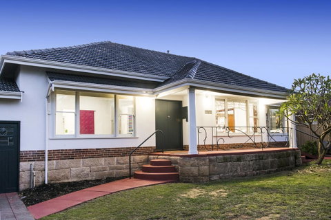 Big House Heated Pool 11 Beds Como / South Perth / Applecross - Accommodation Sunshine Coast 5