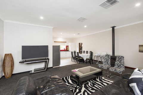 Big House Heated Pool 11 Beds Como / South Perth / Applecross - Accommodation Sunshine Coast 2