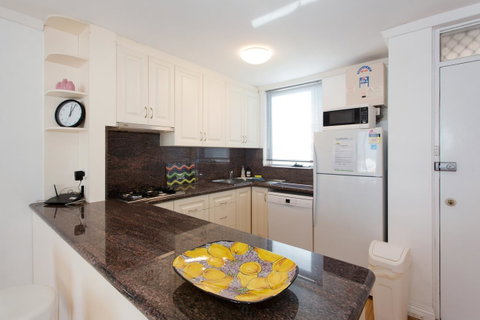 Ocean Breeze Apartment - Accommodation Sunshine Coast 2