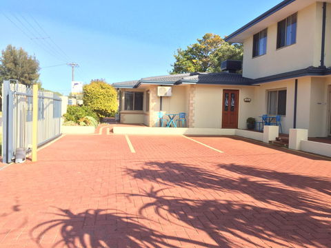 The Royal Dolphin Bed & Breakfast Safety Bay - Accommodation Sunshine Coast 7