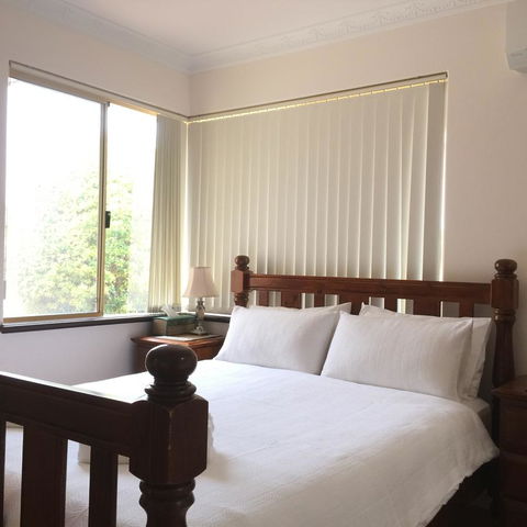 The Royal Dolphin Bed & Breakfast Safety Bay - Accommodation Sunshine Coast 3