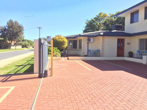 The Royal Dolphin Bed & Breakfast Safety Bay - Accommodation Sunshine Coast 0