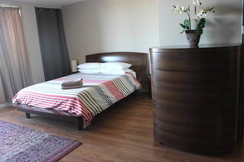 Studio 204 With Harbour, Ocean And Sunset Views From The Balcony - Accommodation Sunshine Coast 16