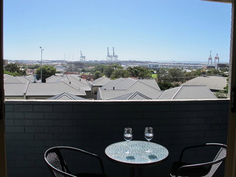 Studio 204 With Harbour, Ocean And Sunset Views From The Balcony - Accommodation Sunshine Coast 4