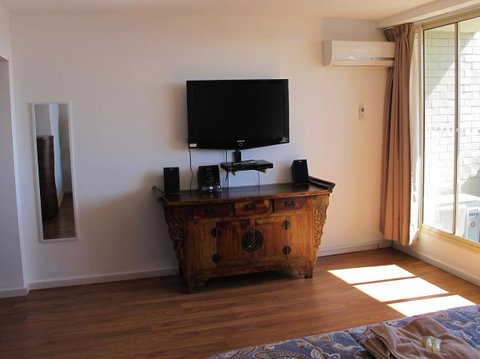 Studio 204 With Harbour, Ocean And Sunset Views From The Balcony - Accommodation Sunshine Coast 7
