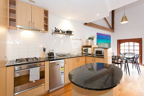 Windows On Pakenham - Accommodation Sunshine Coast 7