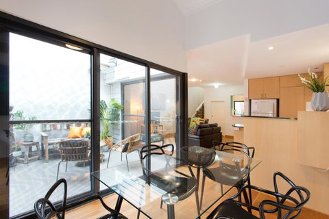 Windows On Pakenham - Accommodation Sunshine Coast 5