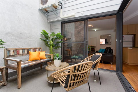 Windows On Pakenham - Accommodation Sunshine Coast 4