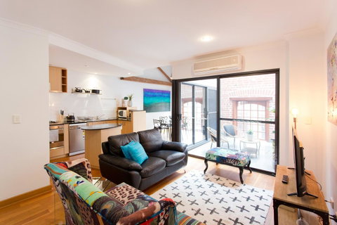 Windows On Pakenham - Accommodation Sunshine Coast 0