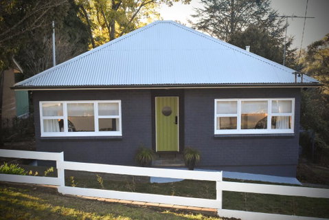 NEW Winston Cottage Leura Views & Location - Accommodation Sunshine Coast 0