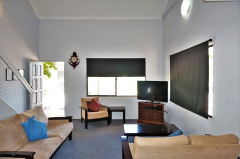 Ningaloo Breeze Villa 4 - 3 Bedroom Fully Self-Contained Holiday Accommodation - Accommodation Sunshine Coast 3