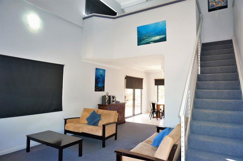 Ningaloo Breeze Villa 4 - 3 Bedroom Fully Self-Contained Holiday Accommodation - Accommodation Sunshine Coast 2