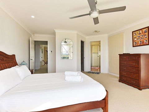 Noble Willow Homestead Lovedale. Super Spacious, With Views And Pool - Accommodation Sunshine Coast 1