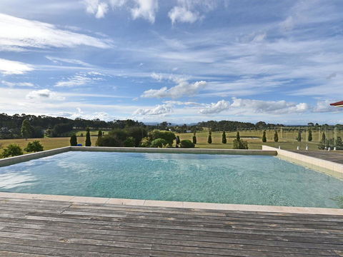 Noble Willow Homestead Lovedale. Super Spacious, With Views And Pool - Accommodation Sunshine Coast 0
