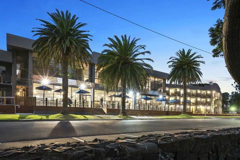 North Pier Hotel - Accommodation Sunshine Coast 0