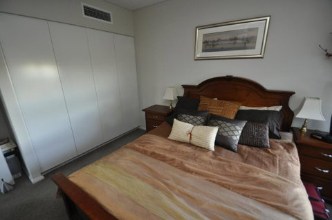 NORTH SYDNEY FULLY SELF CONTAINED MODERN 2 BED APARTMENT (16WAL) - Accommodation Sunshine Coast 2