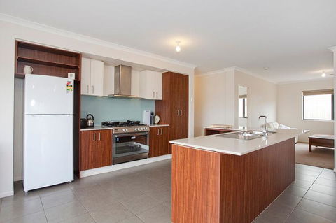 Ocean View Crescent 59 - Accommodation Sunshine Coast 2