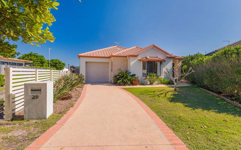 Oceania Cottage - LJHooker Yamba - Accommodation Sunshine Coast 1