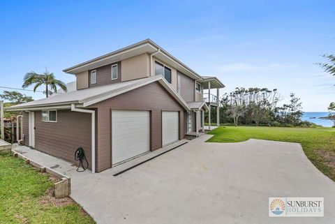 Oceanview Beach Front - Accommodation Sunshine Coast 3