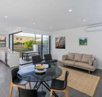 Oxford Steps - Executive 2BR Bulimba Apartment Across from the Park on Oxford St - Accommodation Sunshine Coast