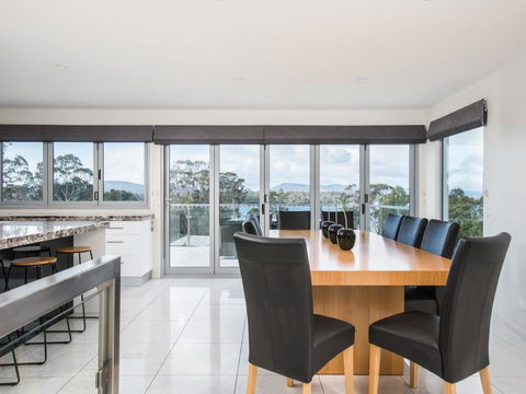 Paradise Point - Tamar Valley 14 Persons Residence With Pool - Accommodation Sunshine Coast 0