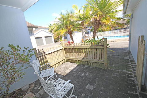 Paradise Waters - No. 13 - Accommodation Sunshine Coast 2