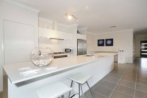 Penguin 4 Bedroom House By Shoalwater Executive Homes - Accommodation Sunshine Coast 0