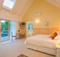 PLUM TREE STUDIO - couples lakeside spa retreat - Accommodation Sunshine Coast