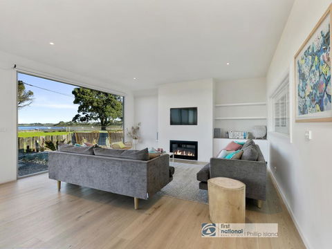 Pukeko Beach House, Rhyll - Accommodation Sunshine Coast 3