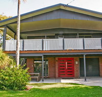 Red Door Beach House - Marcoola Beach - PET FRIENDLY FOXTEL WIFI 500 BOND Linen Supplied - Accommodation Sunshine Coast