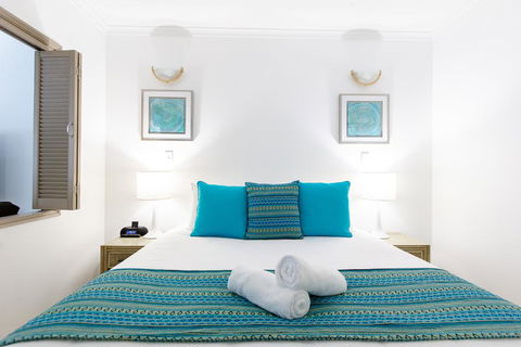 REGAL 32 APARTMENT - SPA BATH - Macrossan St - Accommodation Sunshine Coast 1