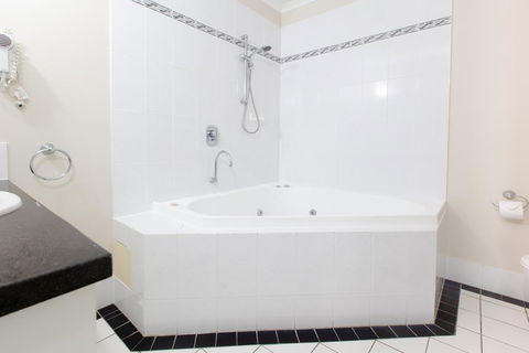 REGAL 32 APARTMENT - SPA BATH - Macrossan St - Accommodation Sunshine Coast 2