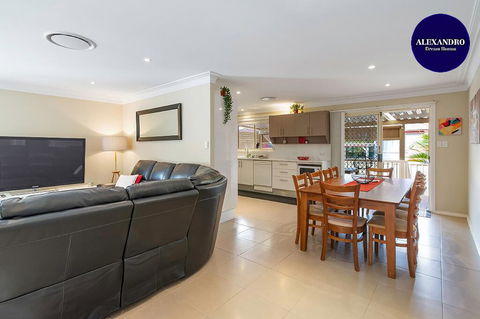 RELAXED COASTAL GETAWAY // MOMENTS TO WATERFRONT - Accommodation Sunshine Coast 0