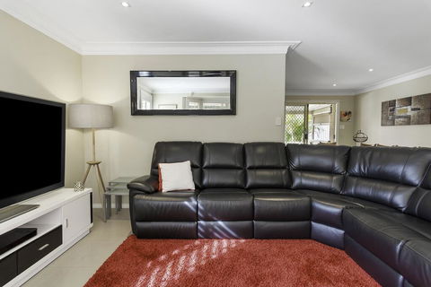 RELAXED COASTAL GETAWAY // MOMENTS TO WATERFRONT - Accommodation Sunshine Coast 3
