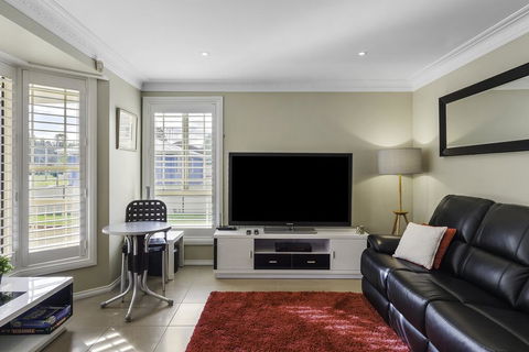 RELAXED COASTAL GETAWAY // MOMENTS TO WATERFRONT - Accommodation Sunshine Coast 2