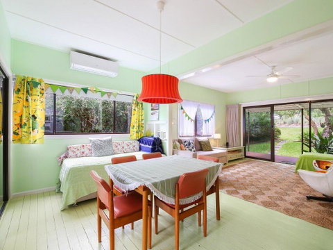 Retro Vibes - 18 Norahview Street, Bateau Bay - Accommodation Sunshine Coast 3