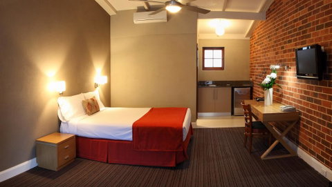 Rose & Crown Hotel - Accommodation Sunshine Coast 1