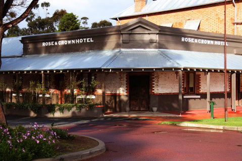 Rose & Crown Hotel - Accommodation Sunshine Coast 0