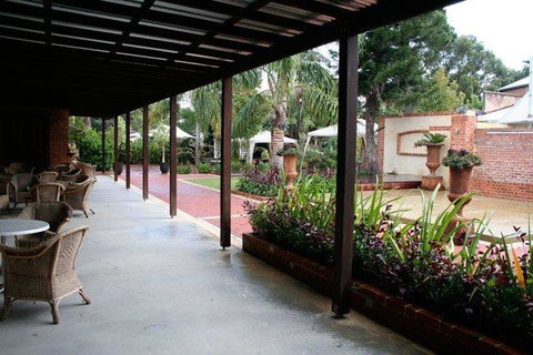 Rose & Crown Hotel - Accommodation Sunshine Coast 3