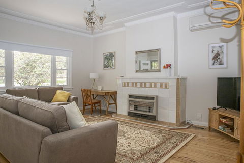 Rose Cottage - Charming Double Brick - Near Cook Park & CBD - Accommodation Sunshine Coast 1