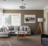 Sampson St Large Stylish CBD Home Sleeps 11 - Accommodation Sunshine Coast